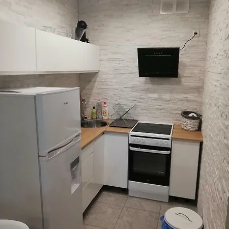 Green Hill Apartment *
